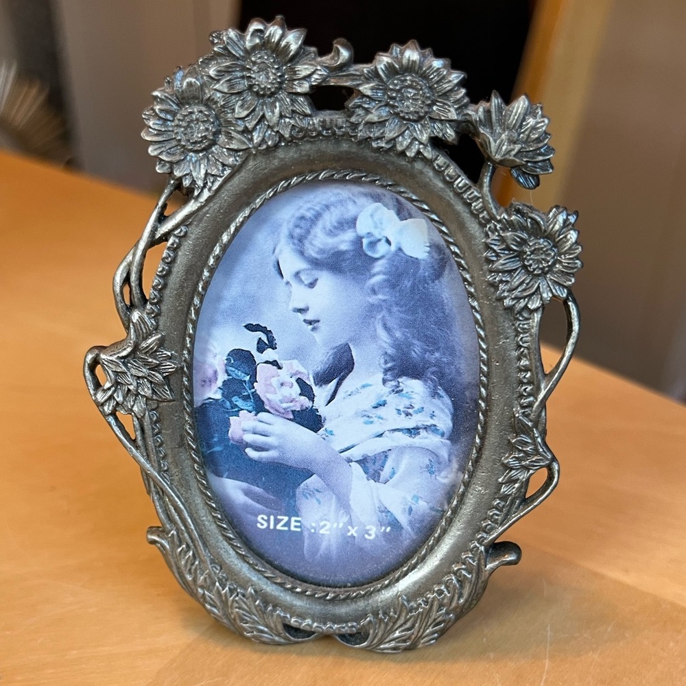 Vintage Silver Metal Floral Oval Photo Frame 2x3 Made in Taiwan